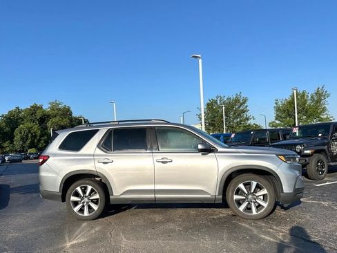 Used 2025 Honda Pilot Touring image 10