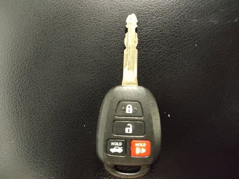 Used 2017 Toyota Camry SE image 32