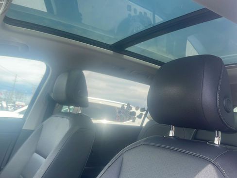 Used 2020 Volkswagen Tiguan SE w/ Panoramic Sunroof Package FWD image 9