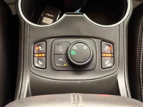 Used 2024 GMC Terrain SLT image 30