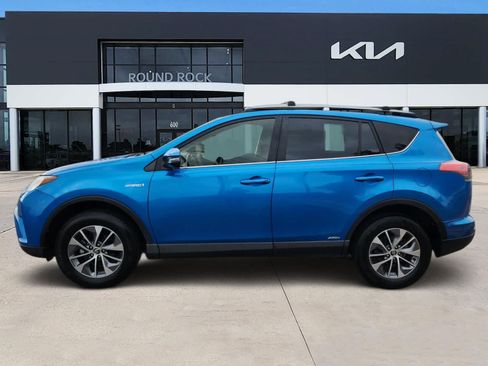 Used 2018 Toyota RAV4 LE AWD/4WD image 4