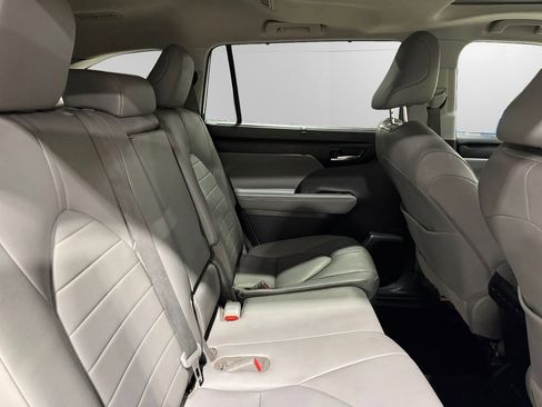 Used 2020 Toyota Highlander XLE AWD/4WD image 16