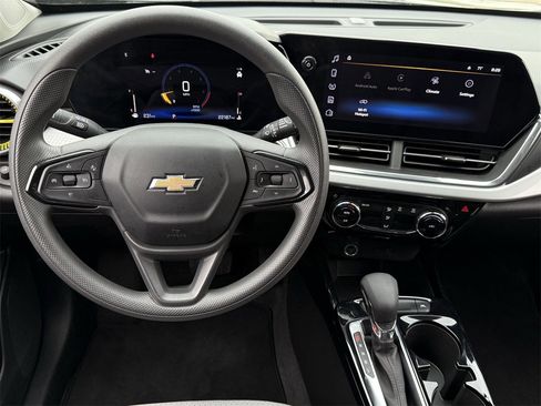Used 2025 Chevrolet Trax LT image 11