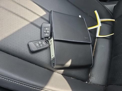 Used 2023 Volkswagen Tiguan SE w/ Panoramic Sunroof Package FWD image 9