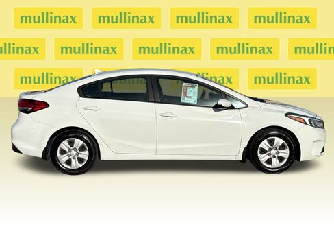 Used 2017 Kia Forte LX image 2