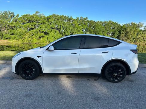 Used 2022 Tesla Model Y Long Range image 2