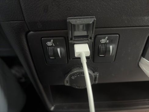 Used 2019 Toyota Sienna Limited image 11