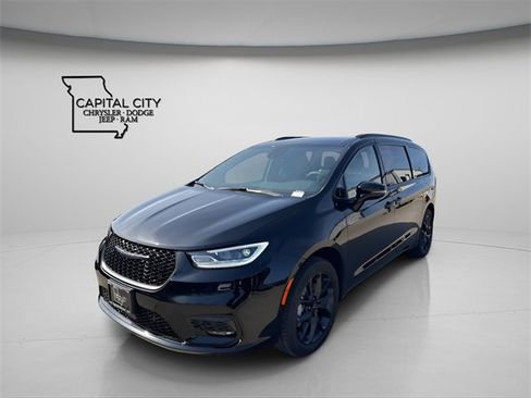 New 2026 Chrysler Pacifica Select w/ S Appearance Package image 2
