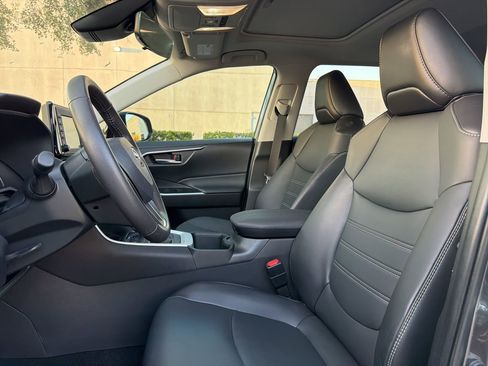 Used 2022 Toyota RAV4 XLE Premium image 9