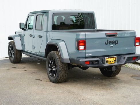 Used 2024 Jeep Gladiator Sport AWD/4WD image 4