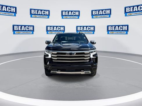 Used 2022 Chevrolet Silverado 1500 High Country w/ High Country Premium Package AWD/4WD image 3