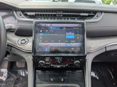 Used 2022 Jeep Grand Cherokee Limited image 17