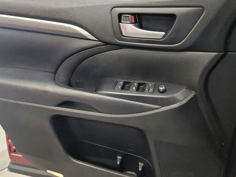 Used 2017 Toyota Highlander SE FWD image 28