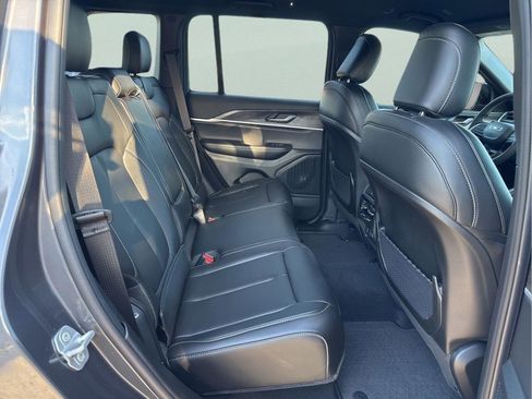 Certified 2025 Jeep Grand Cherokee Limited w/ Black Appearance Package image 29