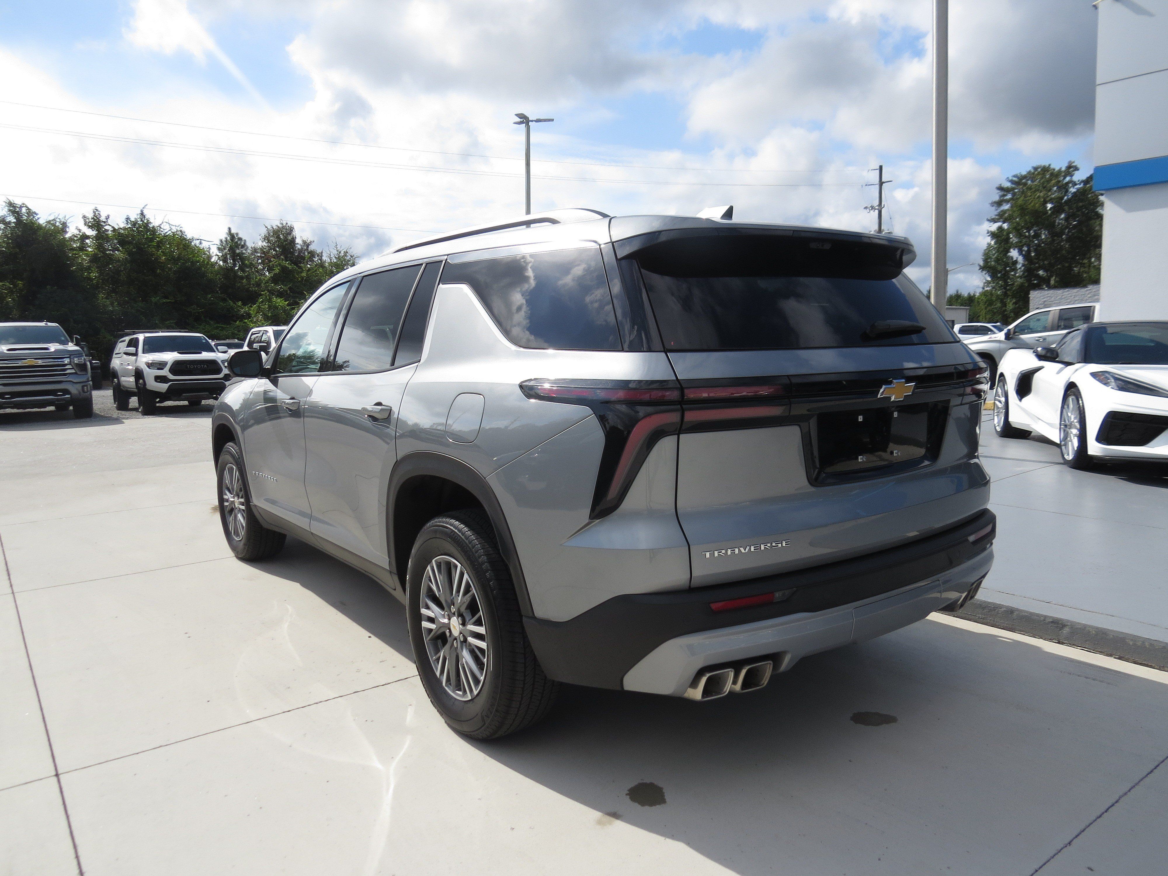 Used 2026 Chevrolet Traverse LT w/ Driver Confidence Package FWD image 7