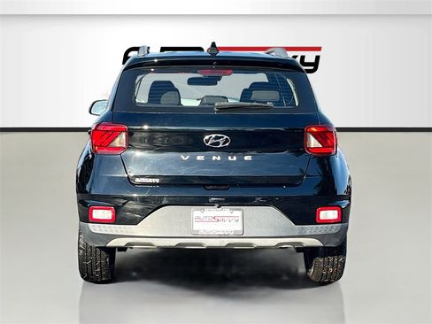Used 2022 Hyundai Venue SEL w/ Cargo Package image 6