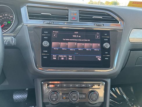 Used 2018 Volkswagen Tiguan SE AWD/4WD image 13