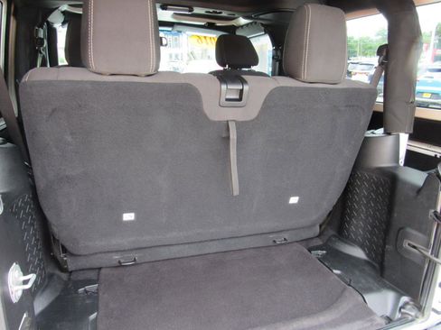 Used 2016 Jeep Wrangler Sahara w/ Connectivity Group AWD/4WD image 31