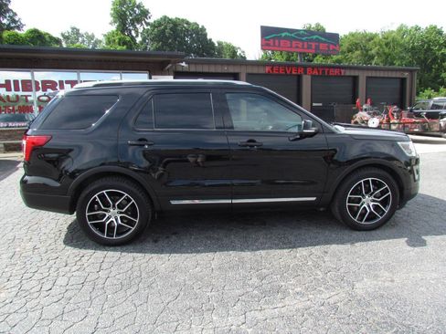 Used 2017 Ford Explorer XLT w/ Equipment Group 202A FWD image 5