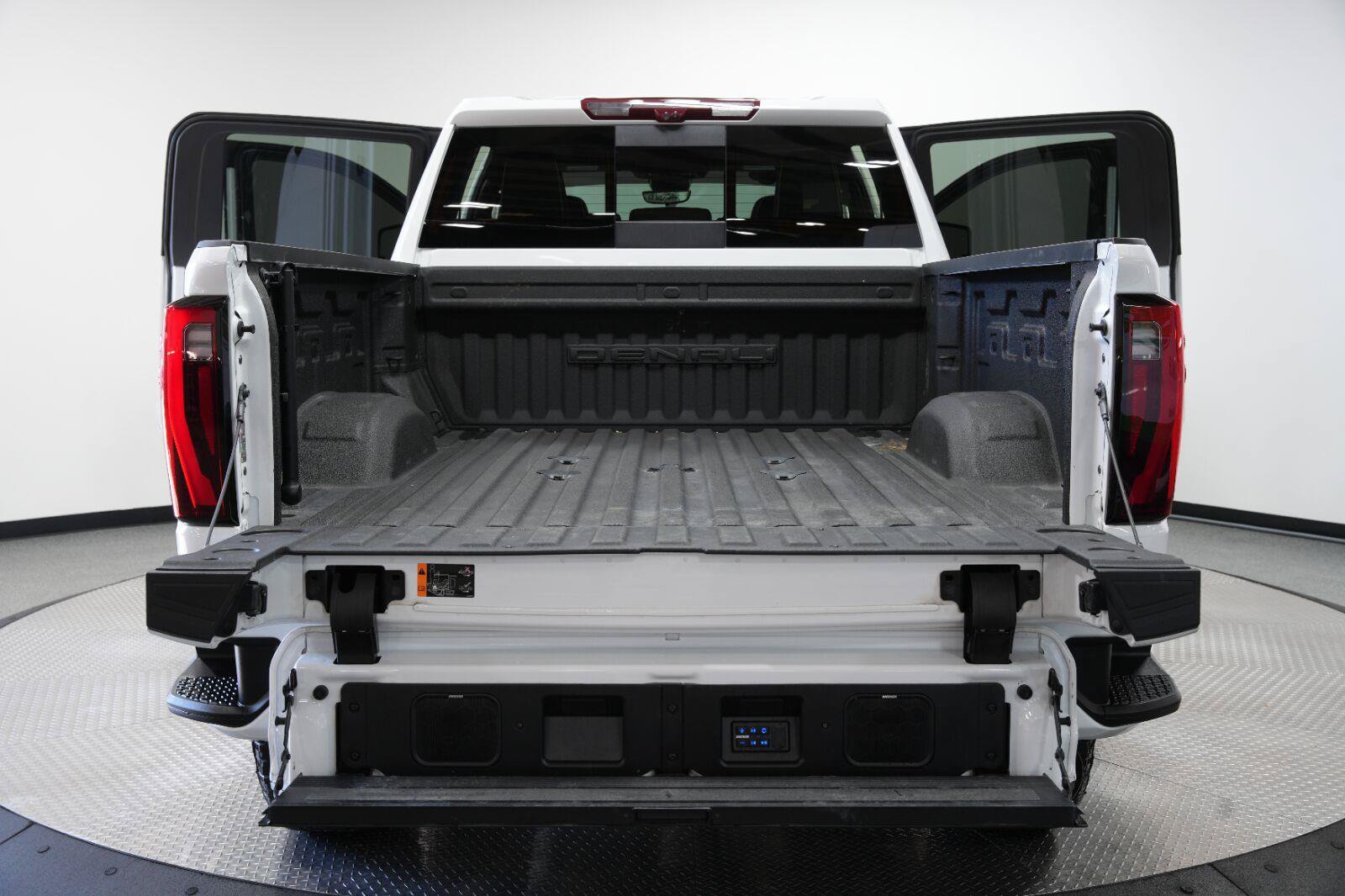 Used 2024 GMC Sierra 2500 Denali Ultimate AWD/4WD image 18