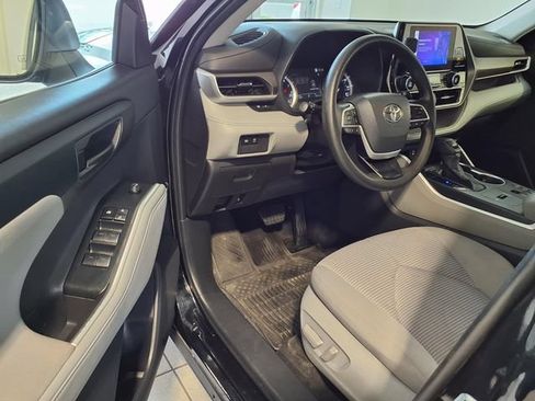 Used 2023 Toyota Highlander L FWD image 6