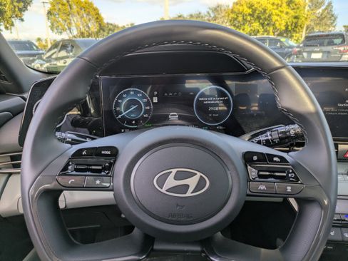 Used 2025 Hyundai Elantra Limited image 25