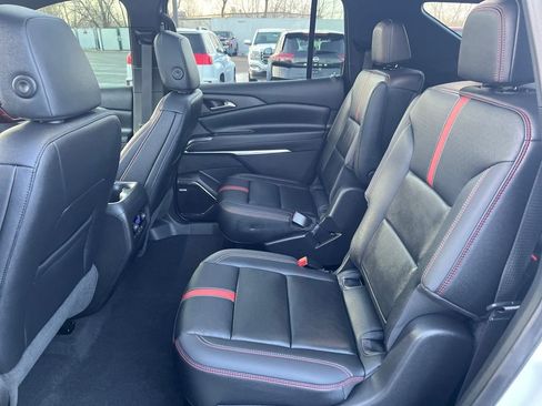 Used 2025 Chevrolet Traverse RS image 27