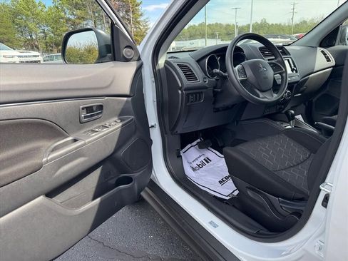 Used 2025 Mitsubishi Outlander Sport ES image 13