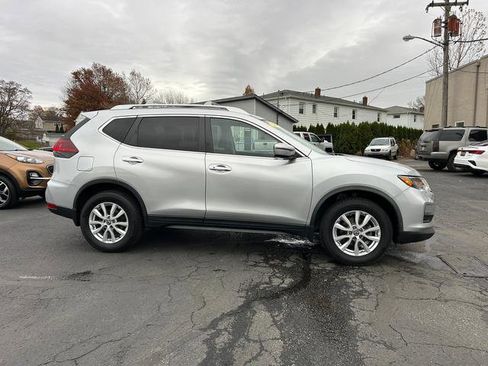 Used 2020 Nissan Rogue SV image 2