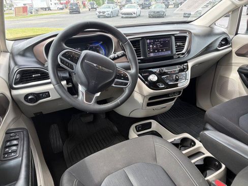 Used 2023 Chrysler Voyager LX image 11