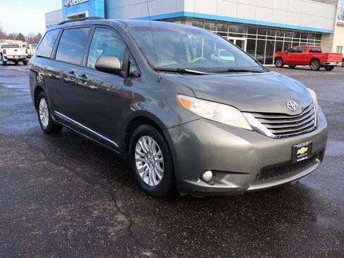 Used 2012 Toyota Sienna XLE image 2