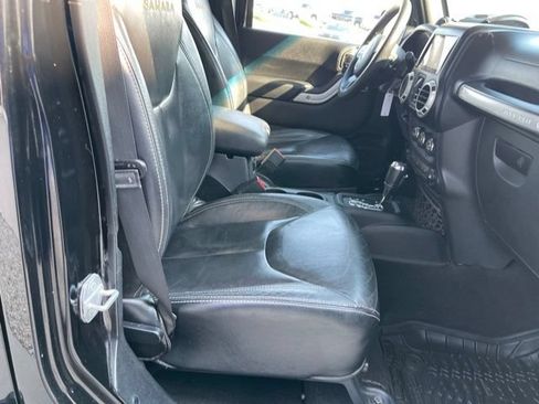 Used 2014 Jeep Wrangler Unlimited Sahara w/ Connectivity Group AWD/4WD image 16