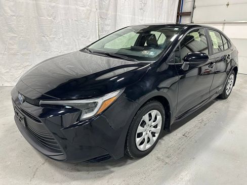 Used 2025 Toyota Corolla LE image 3