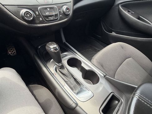 Used 2017 Chevrolet Malibu LT FWD image 18