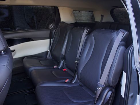 Used 2024 Kia Carnival SX FWD image 19