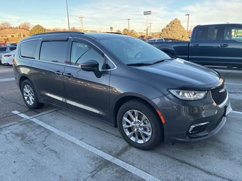 Used 2022 Chrysler Pacifica Touring-L w/ Uconnect Theater Family Group image 3