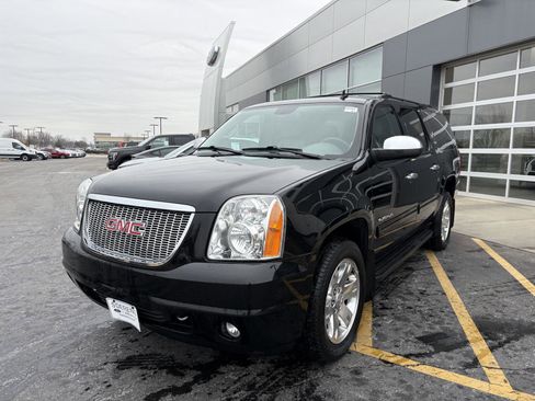 Used 2014 GMC Yukon XL SLT w/ SLT Chrome Package image 3