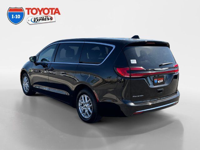 Used 2025 Chrysler Pacifica Select FWD image 3