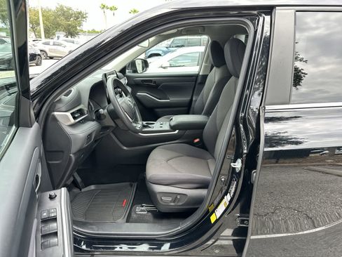 Used 2023 Toyota Highlander L FWD image 2