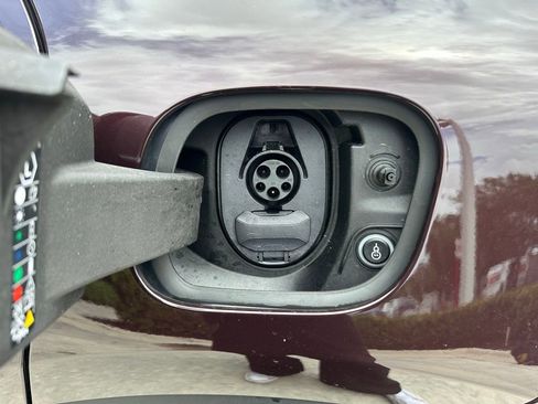 Certified 2025 Porsche Macan Electric RWD image 44