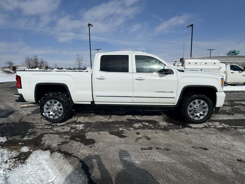 Used 2016 GMC Sierra 2500 Denali w/ Duramax Plus Package image 4