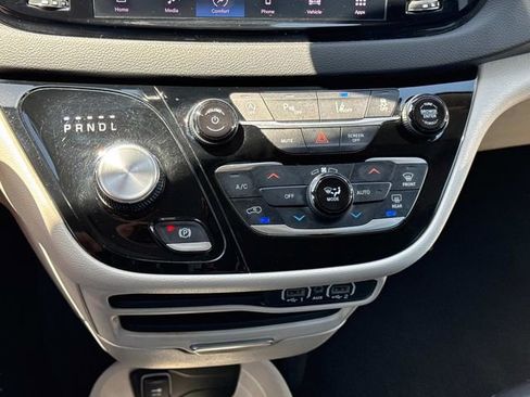 Used 2023 Chrysler Pacifica Touring-L FWD image 29