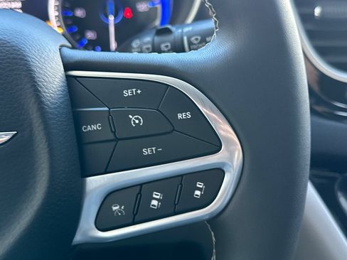 Used 2023 Chrysler Pacifica Touring-L FWD image 28