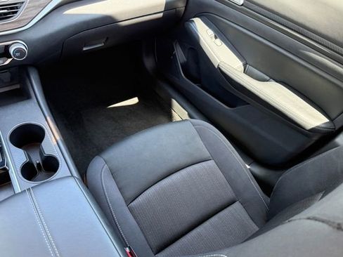 Used 2025 Nissan Altima 2.5 SV FWD image 24