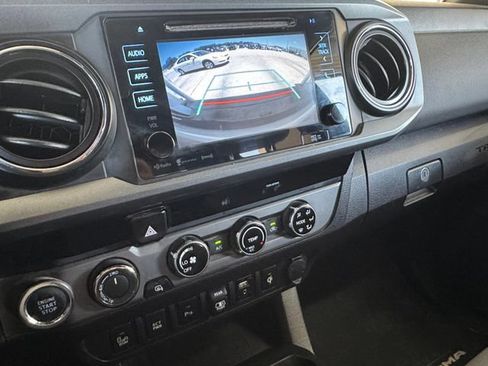 Used 2018 Toyota Tacoma TRD Off-Road w/ Technology Package AWD/4WD image 9