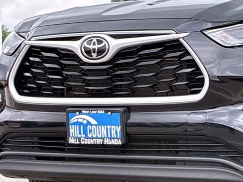 Used 2024 Toyota Highlander LE FWD image 12