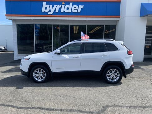 Used 2018 Jeep Cherokee Latitude Plus AWD/4WD image 3
