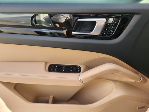 Used 2019 Porsche Cayenne image 25
