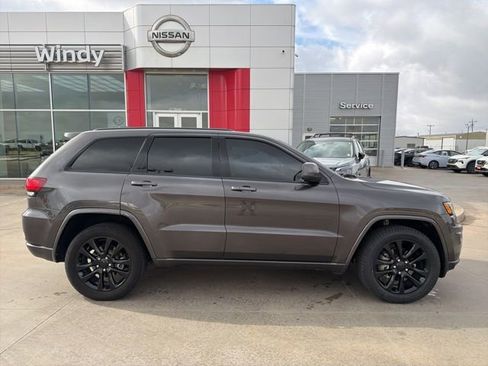 Used 2020 Jeep Grand Cherokee Altitude RWD image 8