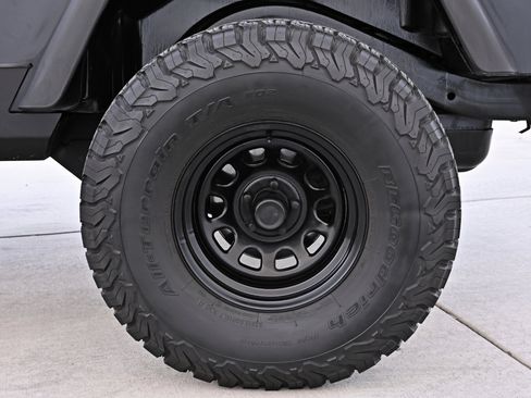 Used 2005 Jeep Wrangler Unlimited w/ Security Group AWD/4WD image 23